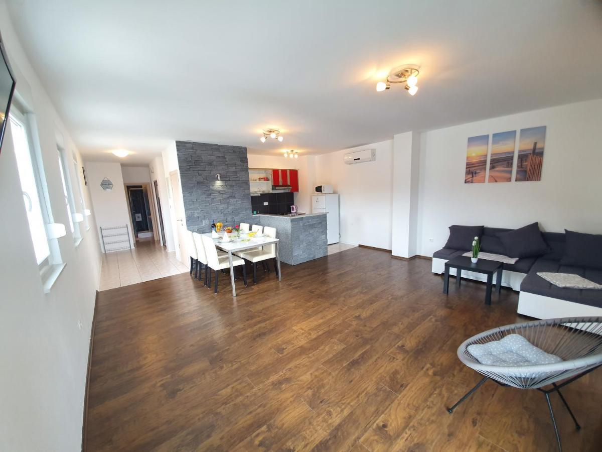 Lara Apartment *